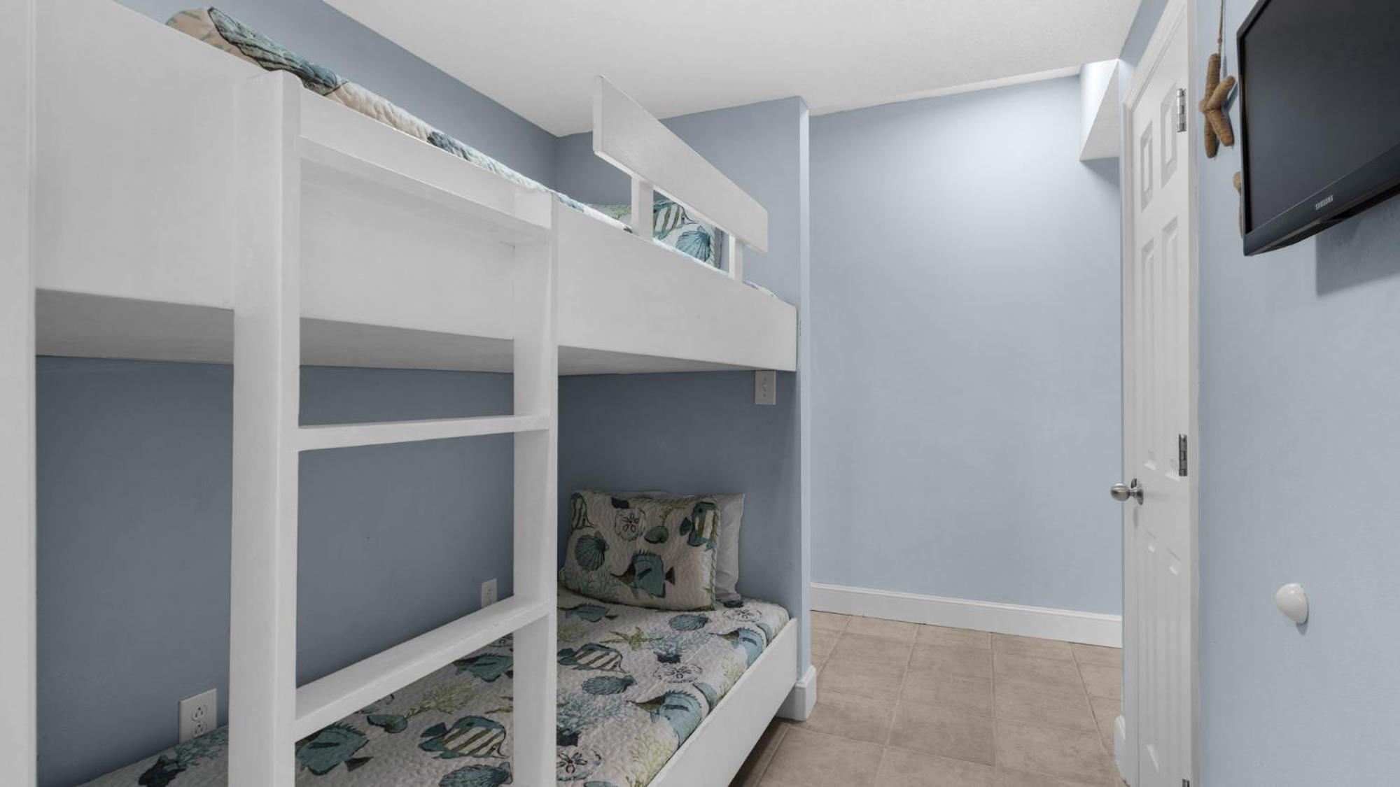 Holiday home Parking Fee Included-majestic 1-1606! Gulf Front 1bedroom, Pool,hot Tubs,tennis Panama City Beach